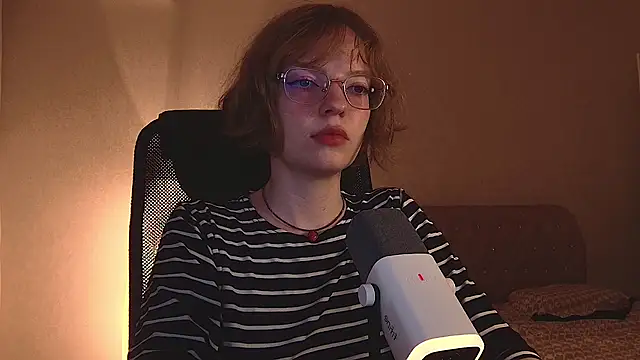 Snapshot of emymayy chatting on June 19, 3:49 pm emymayy online show from June 19, 3:49 pm