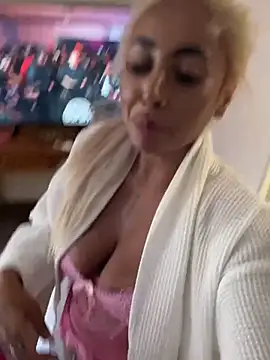 Snapshot of zara_bellexx chatting on April 23, 3:36 pm zara bellexx online show from April 23, 3:36 pm