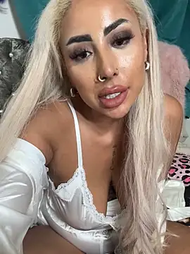 Snapshot of zara_bellexx chatting on June 13, 1:47 am zara bellexx online show from June 13, 1:47 am
