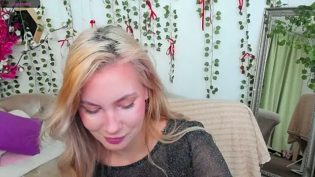 Snapshot of _BellaClark chatting on May 1, 8:24 pm BellaClark online show from May 1, 8:24 pm