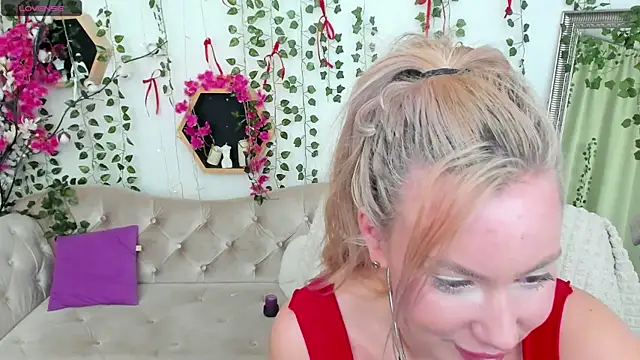 Snapshot of _BellaClark chatting on May 7, 8:36 pm BellaClark online show from May 7, 8:36 pm