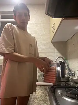 SiaraRealist online show from November 4, 8:08 pm