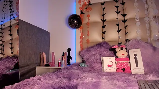 Mia Petitejs online show from October 17, 5:43 am