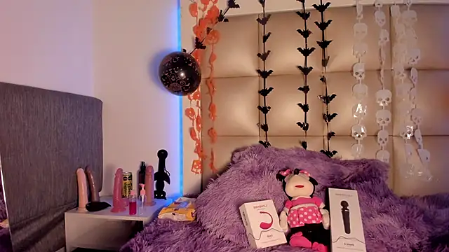 Mia Petitejs online show from October 20, 3:29 am