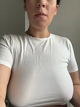 Snapshot of ClaraPasssion chatting on February 4, 6:52 am ClaraPasssion online show from February 4, 6:52 am