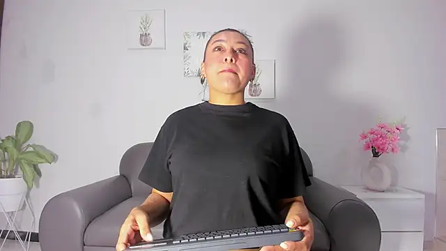 Snapshot of susan_hotmilf chatting on October 18, 11:55 am susan hotmilf online show from October 18, 11:55 am