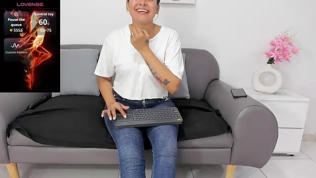 Snapshot of susan_hotmilf chatting on October 22, 11:32 am susan hotmilf online show from October 22, 11:32 am