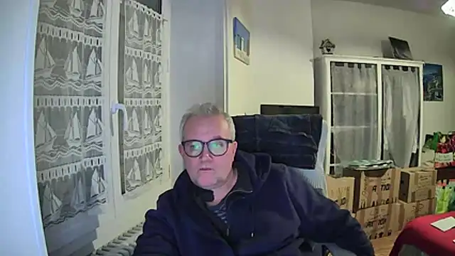 Snapshot of macdut67 chatting on January 15, 1:32 am macdut67 online show from January 15, 1:32 am