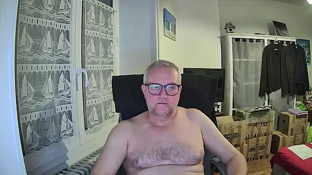 Snapshot of macdut67 chatting on March 9, 1:31 am macdut67 online show from March 9, 1:31 am