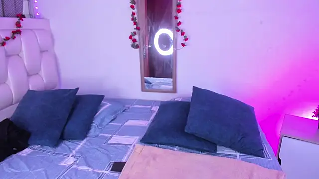 Laaura-Velez online show from February 14, 3:20 pm