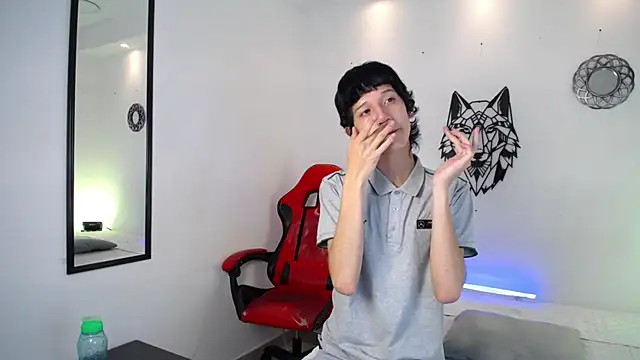 Snapshot of Emo_Boy_ chatting on December 14, 12:32 pm Emo Boy online show from December 14, 12:32 pm