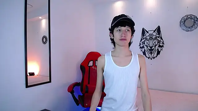 Snapshot of Emo_Boy_ chatting on December 18, 12:44 pm Emo Boy online show from December 18, 12:44 pm