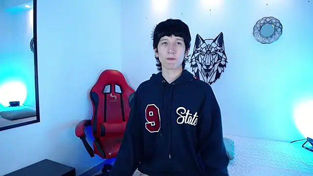 Snapshot of Emo_Boy_ chatting on December 19, 12:45 pm Emo Boy online show from December 19, 12:45 pm