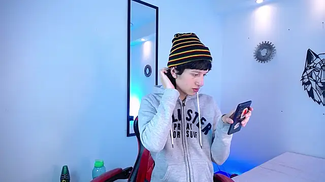 Snapshot of Emo_Boy_ chatting on December 20, 12:56 pm Emo Boy online show from December 20, 12:56 pm