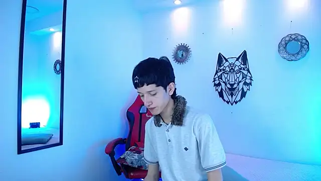 Snapshot of Emo_Boy_ chatting on January 8, 8:33 pm Emo Boy online show from January 8, 8:33 pm