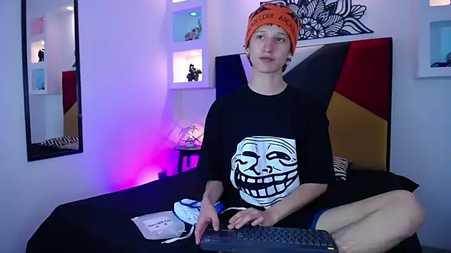 Snapshot of Emo_Boy_ chatting on January 12, 8:36 pm Emo Boy online show from January 12, 8:36 pm