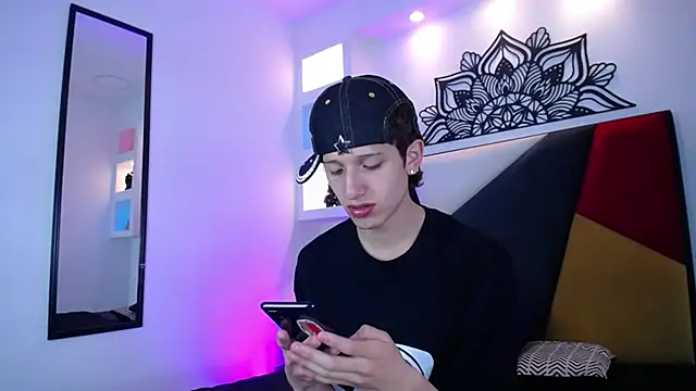 Snapshot of Emo_Boy_ chatting on January 14, 6:24 pm Emo Boy online show from January 14, 6:24 pm