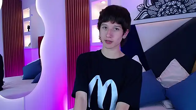 Snapshot of Emo_Boy_ chatting on February 18, 8:38 pm Emo Boy online show from February 18, 8:38 pm