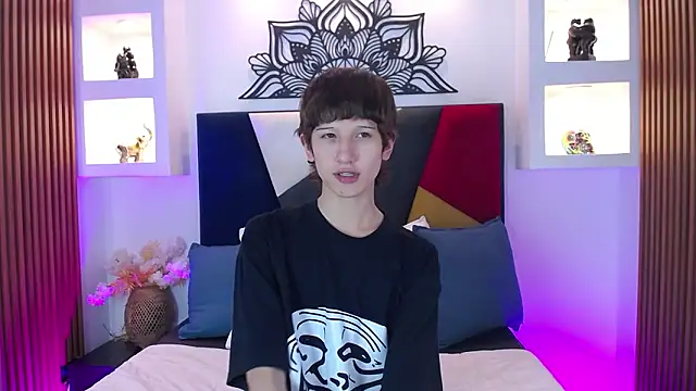 Snapshot of Emo_Boy_ chatting on February 28, 8:10 pm Emo Boy online show from February 28, 8:10 pm