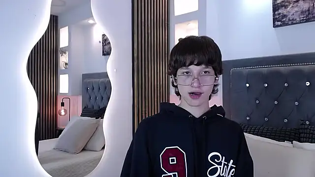 Emo Boy  online show from April 10, 8:35 pm