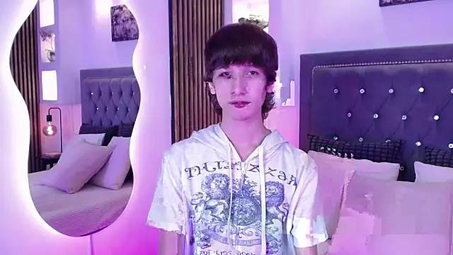 Snapshot of Emo_Boy_ chatting on April 23, 8:33 pm Emo Boy online show from April 23, 8:33 pm