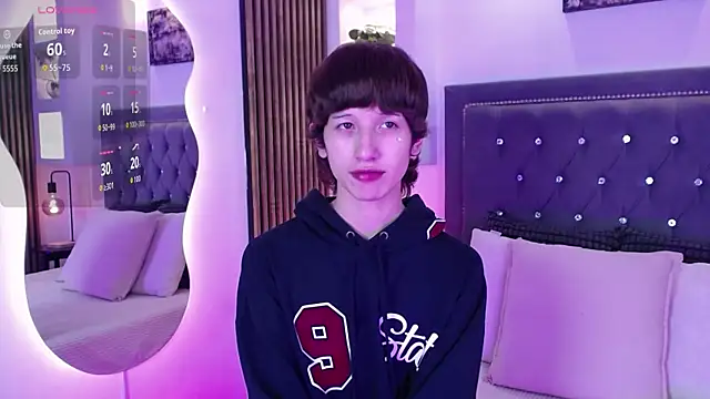 Snapshot of Emo_Boy_ chatting on April 24, 8:33 pm Emo Boy online show from April 24, 8:33 pm