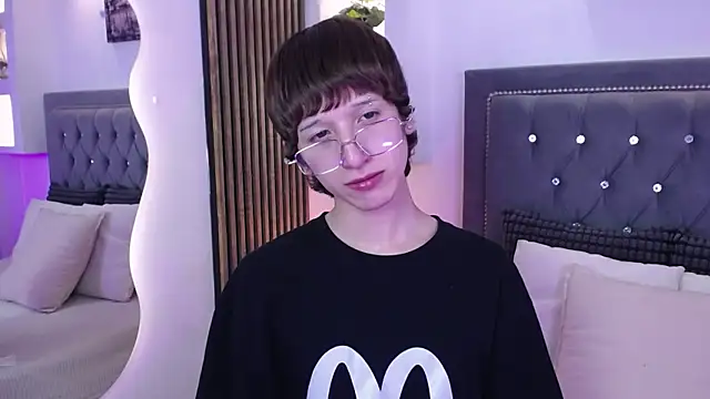 Snapshot of Emo_Boy_ chatting on May 18, 4:40 am Emo Boy online show from May 18, 4:40 am