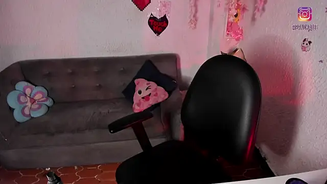 Emilycollei online show from April 2, 5:49 am