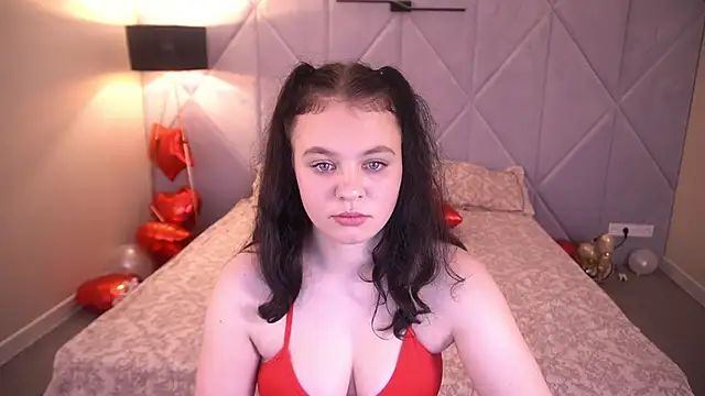 SnowWhiti online show from February 13, 8:05 pm