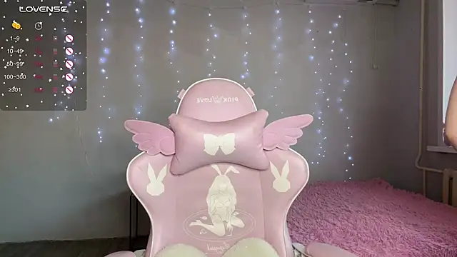 myprettylola online show from February 27, 1:44 pm