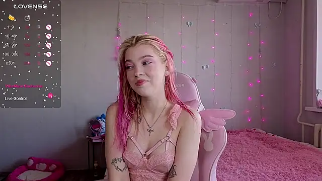 myprettylola online show from May 7, 12:10 pm