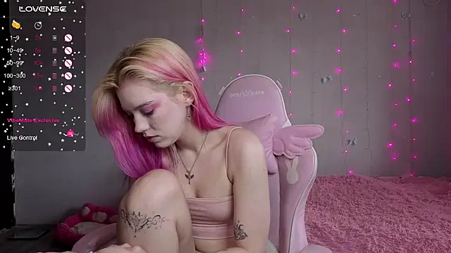 myprettylola online show from May 10, 12:10 pm