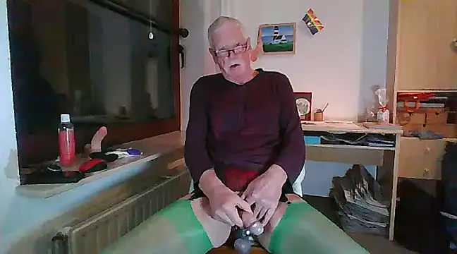 Snapshot of super-snoopy chatting on December 23, 3:55 pm super-snoopy online show from December 23, 3:55 pm