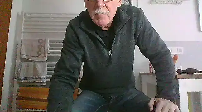 Snapshot of super-snoopy chatting on January 12, 9:40 am super-snoopy online show from January 12, 9:40 am