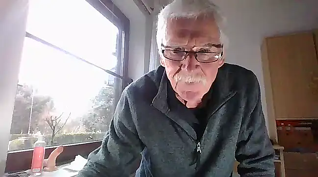 Snapshot of super-snoopy chatting on February 2, 9:19 am super-snoopy online show from February 2, 9:19 am