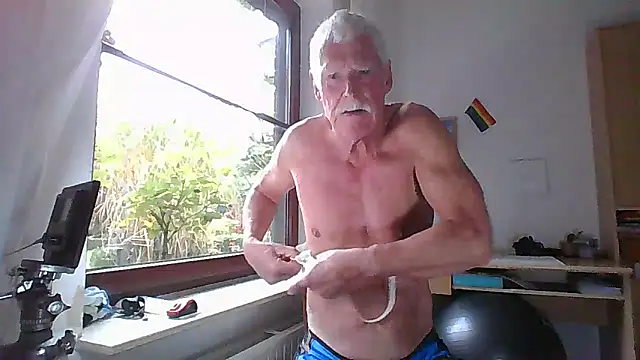 Snapshot of super-snoopy chatting on October 12, 8:46 am super-snoopy online show from October 12, 8:46 am