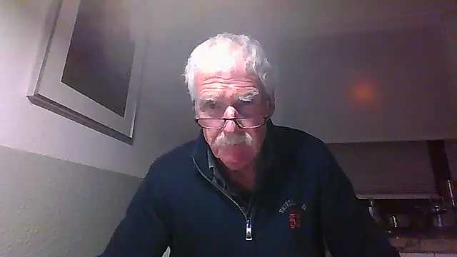 Snapshot of super-snoopy chatting on December 4, 5:10 pm super-snoopy online show from December 4, 5:10 pm