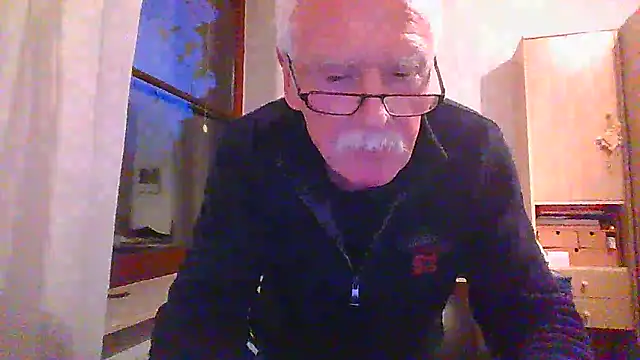 Snapshot of super-snoopy chatting on December 5, 3:41 pm super-snoopy online show from December 5, 3:41 pm