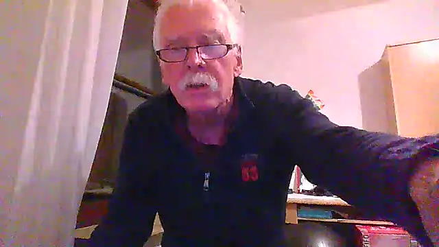 Snapshot of super-snoopy chatting on December 16, 4:01 pm super-snoopy online show from December 16, 4:01 pm