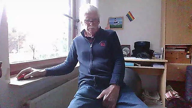 Snapshot of super-snoopy chatting on February 8, 8:40 am super-snoopy online show from February 8, 8:40 am