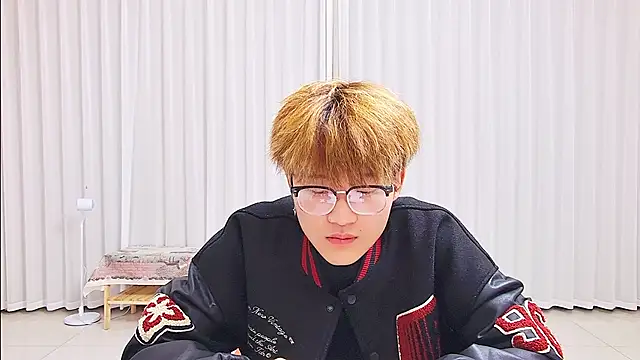 KK-cuteboy online show from April 1, 3:31 pm