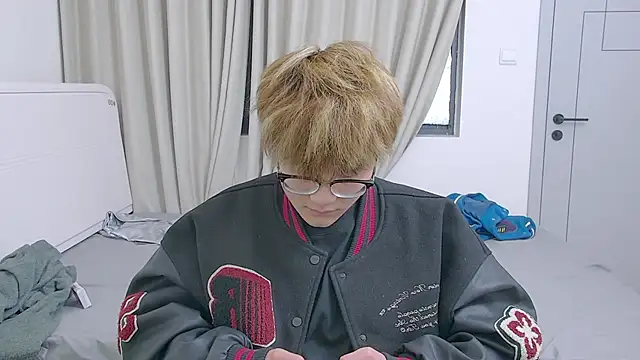 KK-cuteboy online show from April 5, 6:43 am