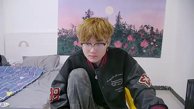 KK-cuteboy online show from April 8, 4:45 am