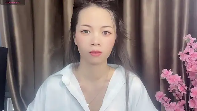 Snapshot of Lynnalltop-165-KeKe chatting on October 15, 12:00 am Lynnalltop-165-KeKe online show from October 15, 12:00 am