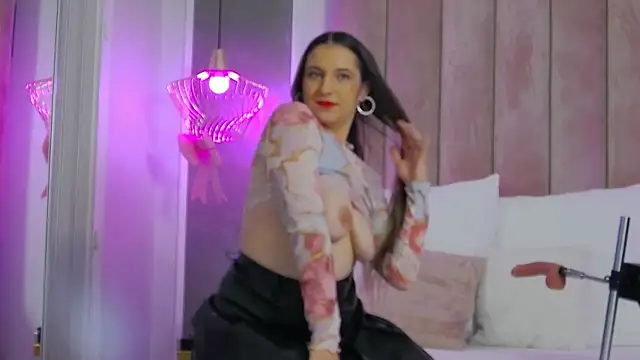 Snapshot of TesaQuinn chatting on October 22, 6:07 pm TesaQuinn online show from October 22, 6:07 pm