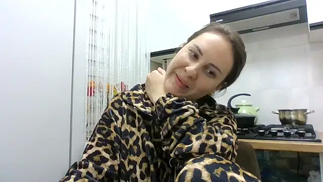 Snapshot of MeadowEyes chatting on May 5, 8:17 pm MeadowEyes online show from May 5, 8:17 pm