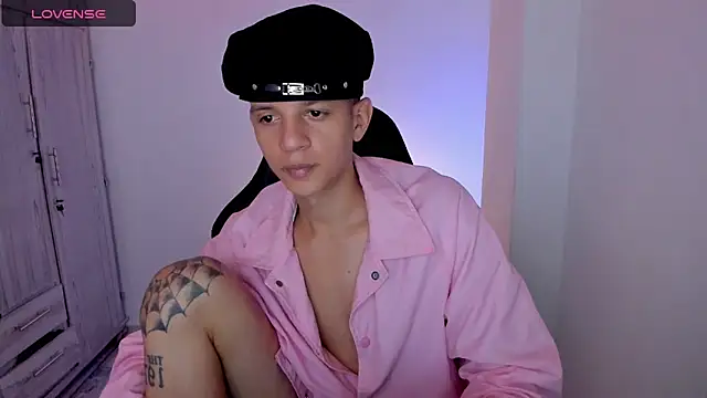 Snapshot of tylernova chatting on April 24, 3:31 am tylernova online show from April 24, 3:31 am