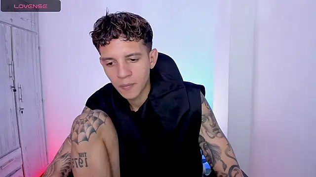 Snapshot of tylernova chatting on April 29, 3:43 am tylernova online show from April 29, 3:43 am