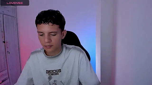 Snapshot of tylernova chatting on May 1, 3:44 am tylernova online show from May 1, 3:44 am