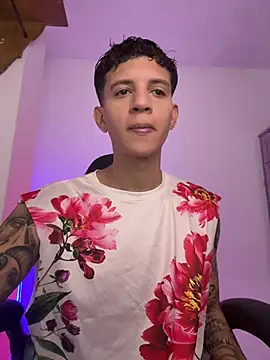 Snapshot of tylernova chatting on May 8, 3:23 am tylernova online show from May 8, 3:23 am